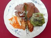 Rinderschmorbraten mit Gemüse, gefüllten Kohlköpfchen und Kroketten - Rezept