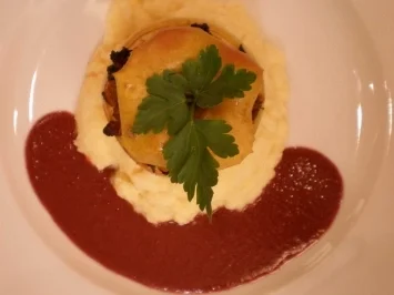 Mit Hackfleisch gefüllter Apfel an Kartoffelselleriepüree und Blutwurstsoße - Rezept