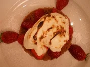 Vanilleeis, Erdbeergelee und Baiserhäubchen auf Biskuitboden, flambiert - Rezept