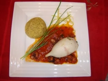 Rezept: CALAMARI FARCITI IN SALSA POMODORO E CALAMARETTI CALAMARI FARCITI IN SALSA POMODORO E CALAMARETTI - Rezept