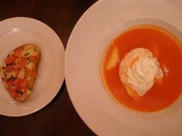 Paprikacremesuppe mit Pfirsichfilets und Tomaten-Mozzarella-Bruscetta - Rezept