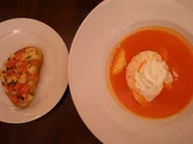Paprikacremesuppe mit Pfirsichfilets und Tomaten-Mozzarella-Bruscetta - Rezept
