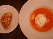 Paprikacremesuppe mit Pfirsichfilets und Tomaten-Mozzarella-Bruscetta - Rezept