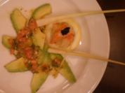 Avocado-Carpaccio mit gebratener Riesengarnele an einer Zitronensoße - Rezept