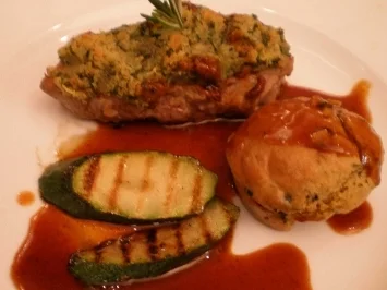 Rezept: Kalbsrücken unter Kräuterkruste an Olivenmuffin und Rotweinsoße Kalbsrücken unter Kräuterkruste an Olivenmuffin und Rotweinsoße - Rezept