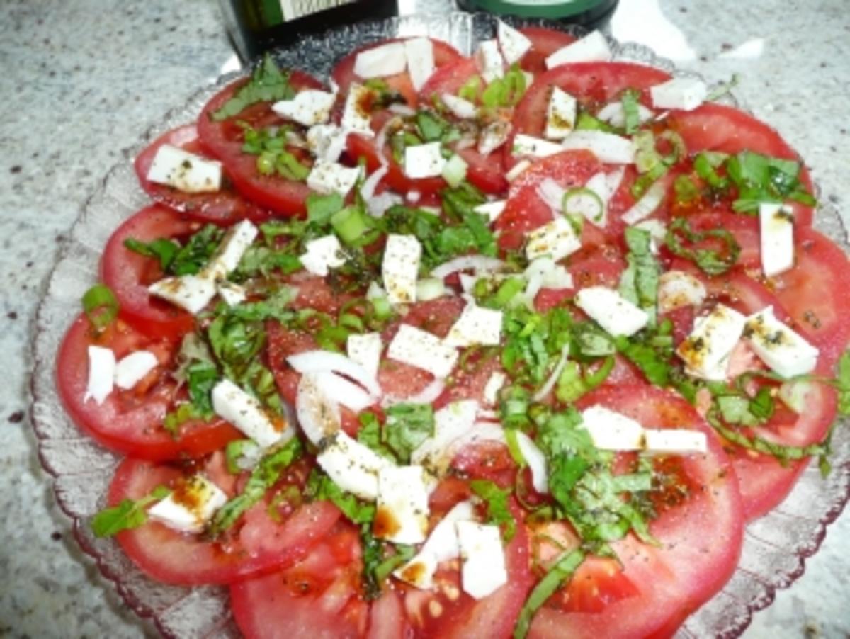 Sommerlicher Tomaten - Lauchsalat mit Mozzarella - Rezept
