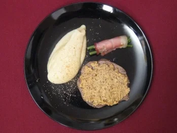 Rezept: Filetsteak mit Nusskruste, Kartoffel-Selleriepüree und Speckbohnen Filetsteak mit Nusskruste, Kartoffel-Selleriepüree und Speckbohnen - Rezept