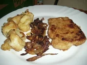 Schnitzel mit gebackenem Blumenkohl und Knusperzwiebeln - Rezept