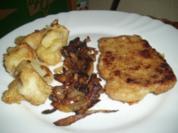 Schnitzel mit gebackenem Blumenkohl und Knusperzwiebeln - Rezept