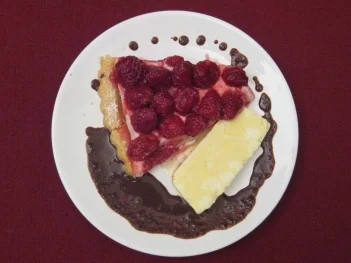 Rezept: Himbeertarte mit Schokoladen-Chili-Soße und Schmand-Parfait Himbeertarte mit Schokoladen-Chili-Soße und Schmand-Parfait - Rezept
