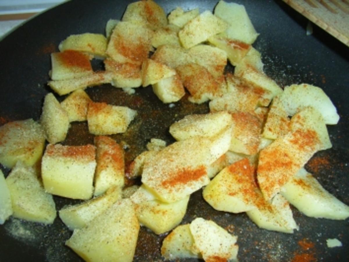 Hähnchenbrustfilet in grün gepunkten Lackkorsage an Kartoffel-Spargel-Pfanne - Rezept - Bild Nr. 6
