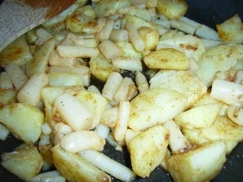 Hähnchenbrustfilet in grün gepunkten Lackkorsage an Kartoffel-Spargel-Pfanne - Rezept - Bild Nr. 7