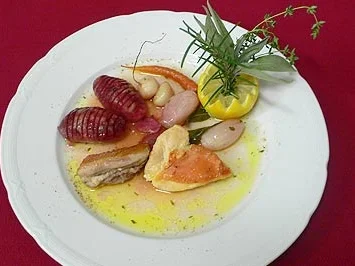 Bresse-Huhn in Zitronen-Kräutersud mit Schalotten und Bäckerinkartoffeln - Rezept