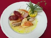 Bresse-Huhn in Zitronen-Kräutersud mit Schalotten und Bäckerinkartoffeln - Rezept