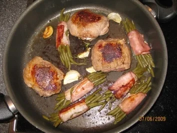 Rezept: Lammschulter in Portweinsoße mit Speckbohnen Lammschulter in Portweinsoße mit Speckbohnen - Rezept