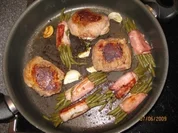 Lammschulter in Portweinsoße mit Speckbohnen - Rezept