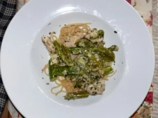 Hähnchenbrustfilet mit grünem Spargel auf Spaghettibett - Rezept