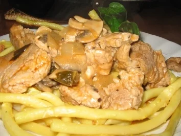 Schweinegeschnetzeltes mit Eier-Makkaroni in Rotweinsoße - Rezept
