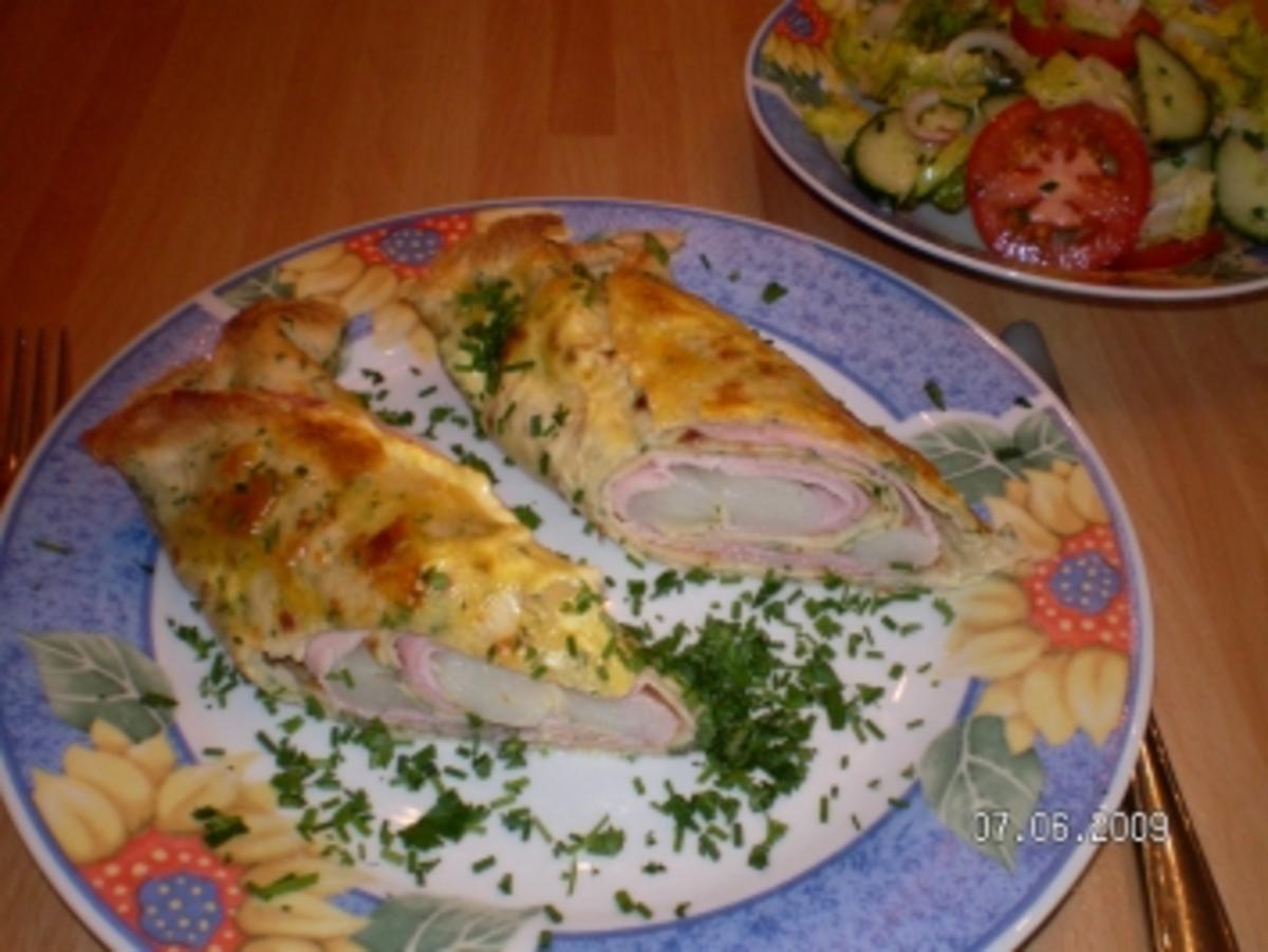 Spargelroulade Spargel und Schinken eingerollt in Pfannkuchen und mit ...