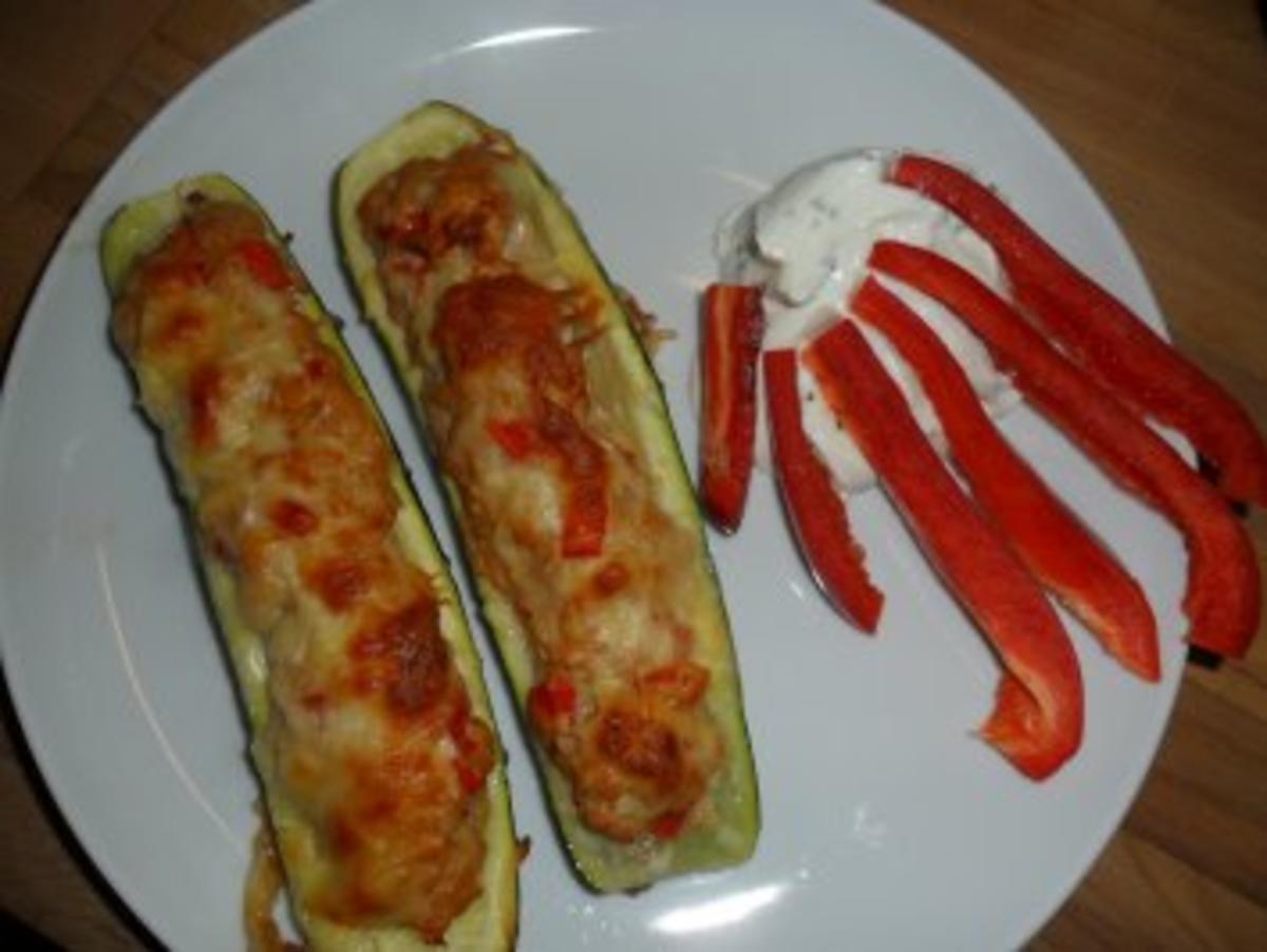 Gefüllte Zucchini mit Knobiquark - Rezept