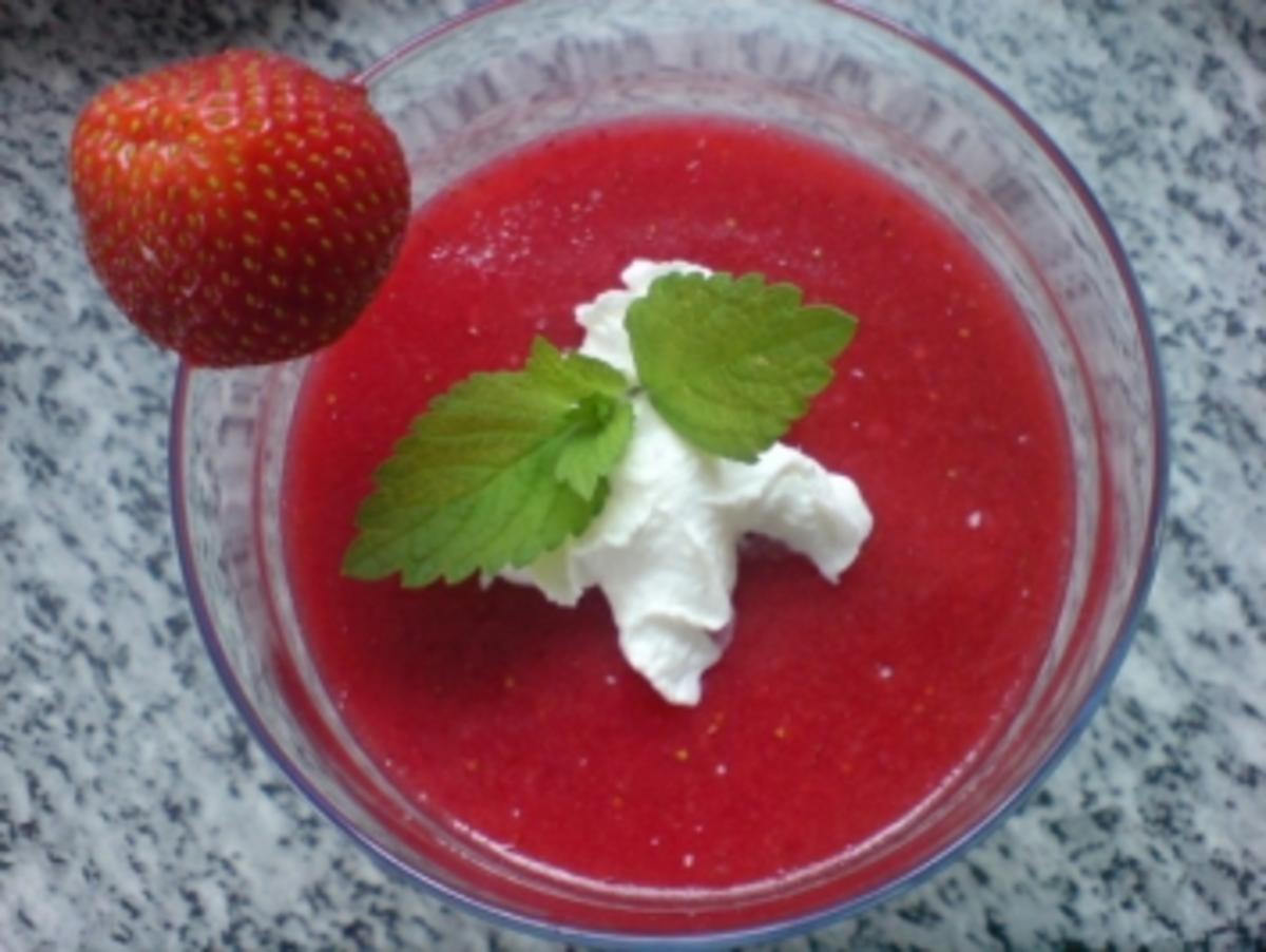 Erdbeermouse mit Pürierte gezuckerte Erdbeeren und rote Gelatine ...