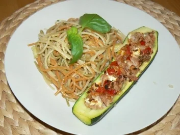gefüllte Zucchinischiffchen - Rezept