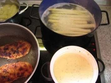 Rezept: Hauptgericht: Panierte Schnitzel, mit Spargel und Salzkartoffel Bild Nr. 4 Hauptgericht: Panierte Schnitzel, mit Spargel und Salzkartoffel - Rezept - Bild Nr. 4