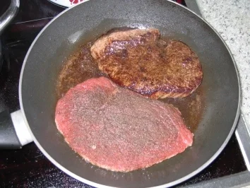 Rezept: Hauptgericht: Rinder-Hüftsteak in Rotweinsoße Bild Nr. 2 Hauptgericht: Rinder-Hüftsteak in Rotweinsoße - Rezept - Bild Nr. 2