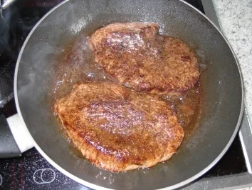 Rezept: Hauptgericht: Rinder-Hüftsteak in Rotweinsoße Bild Nr. 3 Hauptgericht: Rinder-Hüftsteak in Rotweinsoße - Rezept - Bild Nr. 3