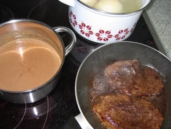 Rezept: Hauptgericht: Rinder-Hüftsteak in Rotweinsoße Bild Nr. 4 Hauptgericht: Rinder-Hüftsteak in Rotweinsoße - Rezept - Bild Nr. 4