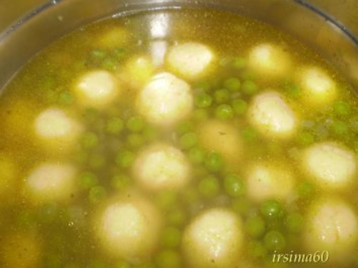 Frische Erbsensuppe mit Grießklöschen - Rezept - kochbar.de