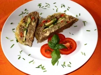 Rezept: Gefüllter Hackbraten mit Zucchini und Kartoffelkruste Gefüllter Hackbraten mit Zucchini und Kartoffelkruste - Rezept