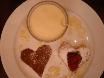 Rezept: Italienischer Mandelkuchen auf Kakao mit Erdbeereis und Zabaione Italienischer Mandelkuchen auf Kakao mit Erdbeereis und Zabaione - Rezept