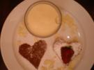 Italienischer Mandelkuchen auf Kakao mit Erdbeereis und Zabaione - Rezept