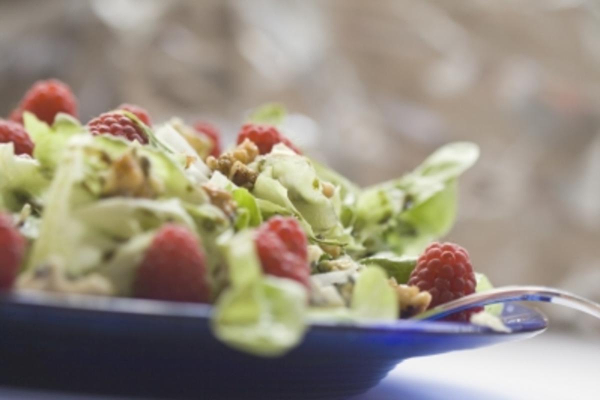 Sommersalat mit gemischter Salat und Walnüsse gehackt - Rezept mit Bild ...