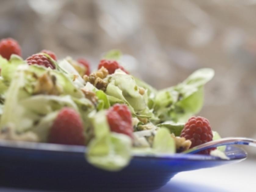 Sommersalat mit gemischter Salat und Walnüsse gehackt - Rezept mit Bild ...