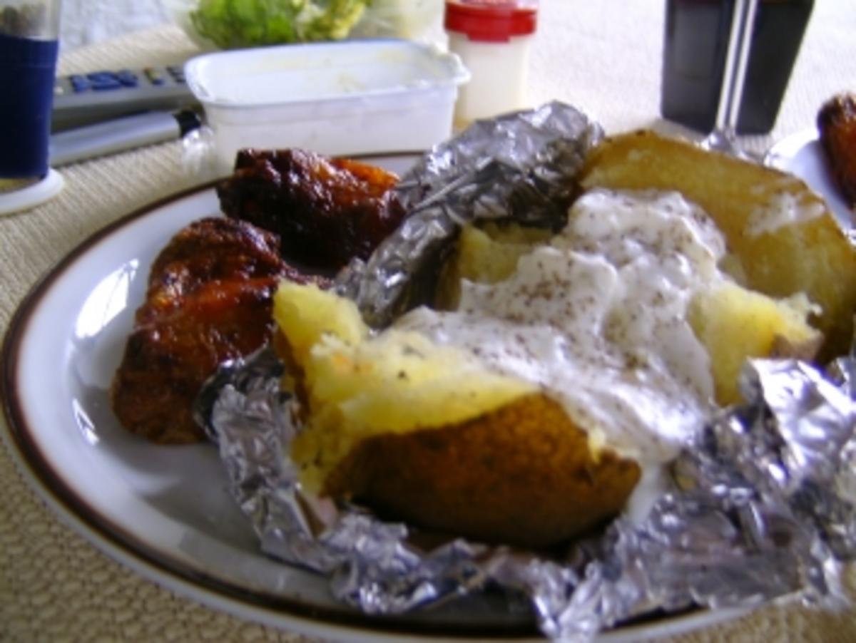 Grillflügelchen mit Grillkartoffel - Rezept - kochbar.de