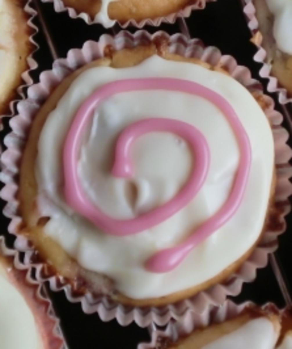 Mini- Erdbeer-Cupcakes mit weißer Schokolade - Rezept - kochbar.de