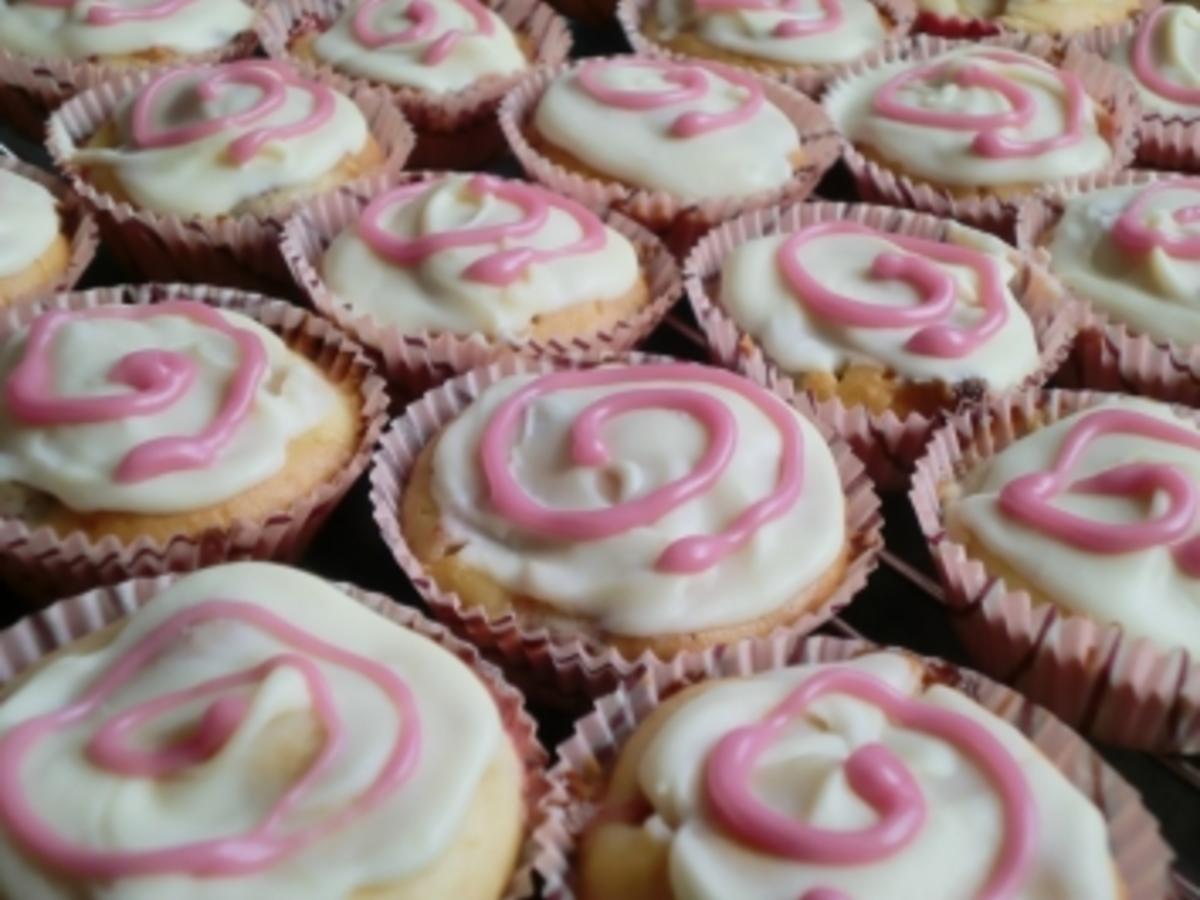Mini- Erdbeer Cupcakes mit weißer Schokolade - einfach - 284 kcal/100g