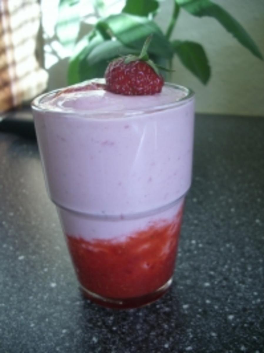 Erdbeer-Quarkcreme mit roter Haube - Rezept
