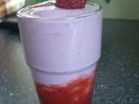 Erdbeer-Quarkcreme mit roter Haube - Rezept