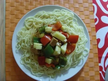 Tofu- Paprika- Ananas Mix auf Chinanudeln - Rezept