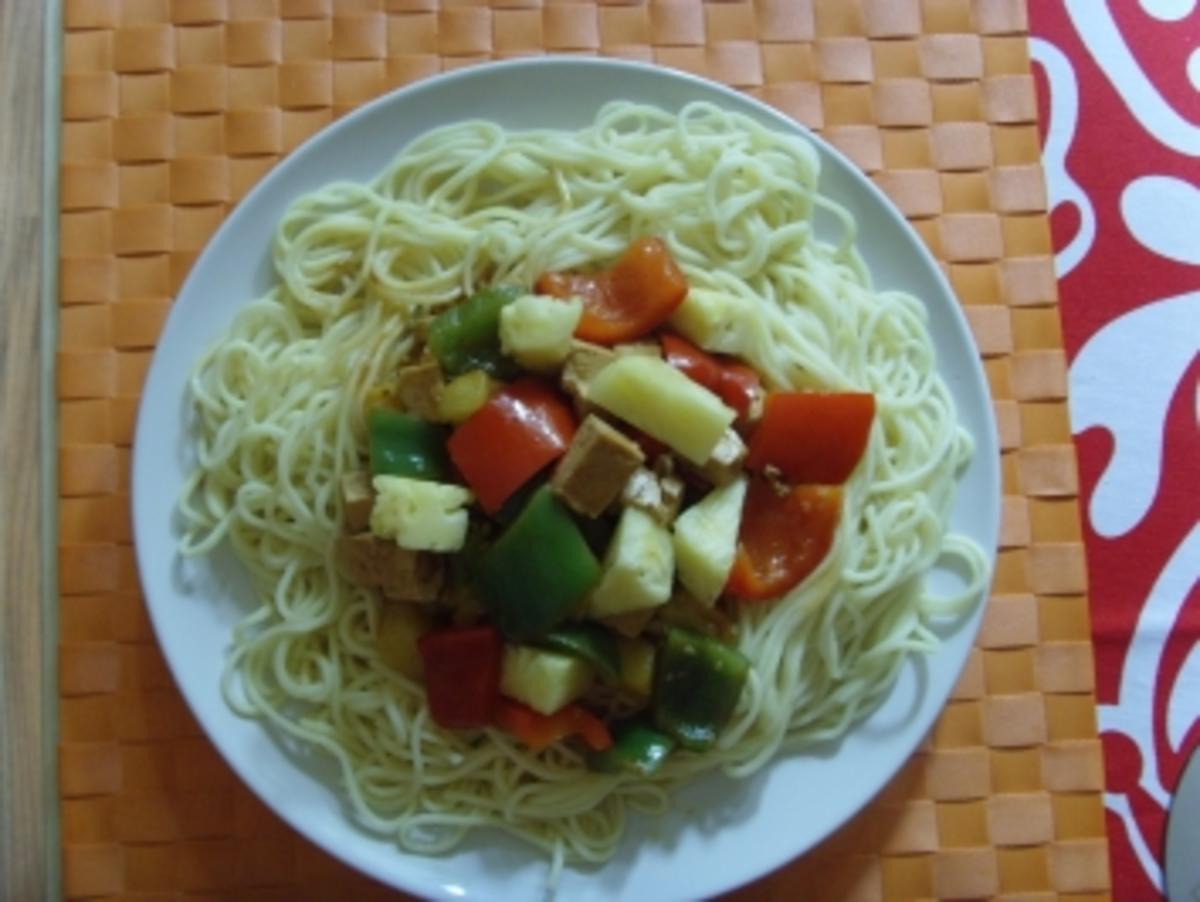 Bilder für Tofu- Paprika- Ananas Mix auf Chinanudeln - Rezept