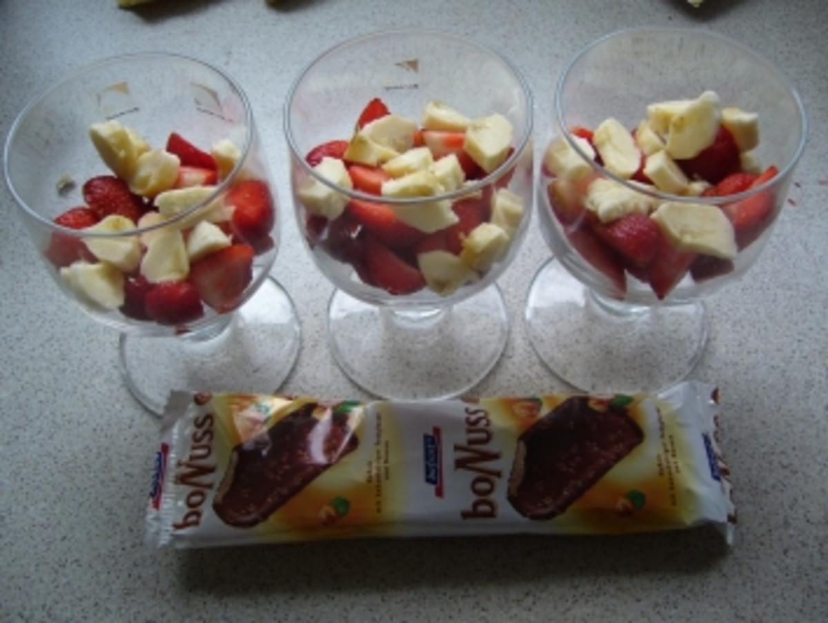 Dessert: Eis am Stiel flüchtet sich in Erdbeeren mit Bananen - Rezept - Bild Nr. 3