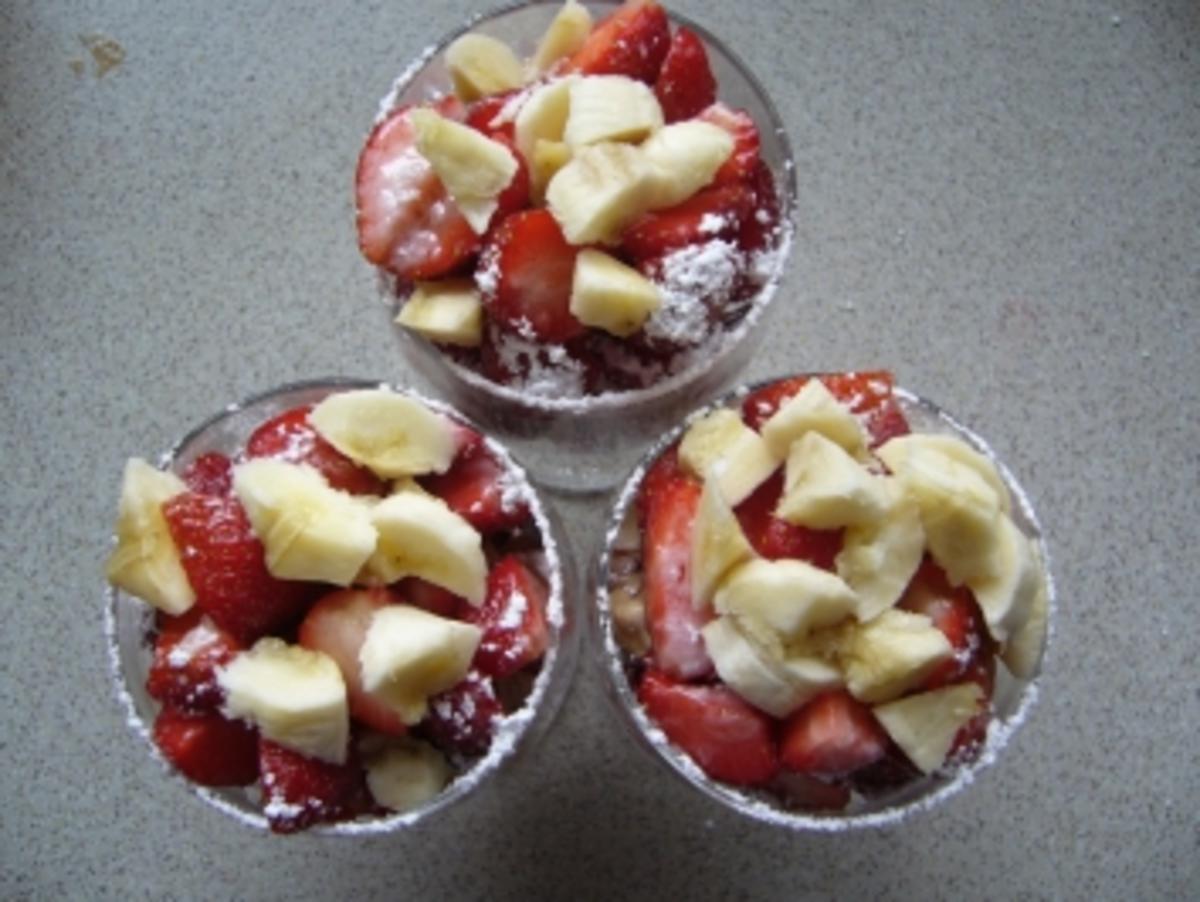 Dessert: Eis am Stiel flüchtet sich in Erdbeeren mit Bananen - Rezept - Bild Nr. 4