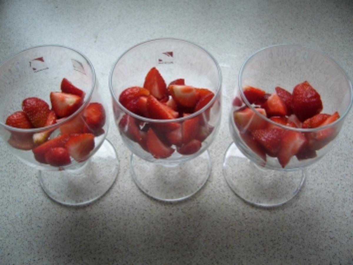 Dessert: Eis am Stiel flüchtet sich in Erdbeeren mit Bananen - Rezept - Bild Nr. 2