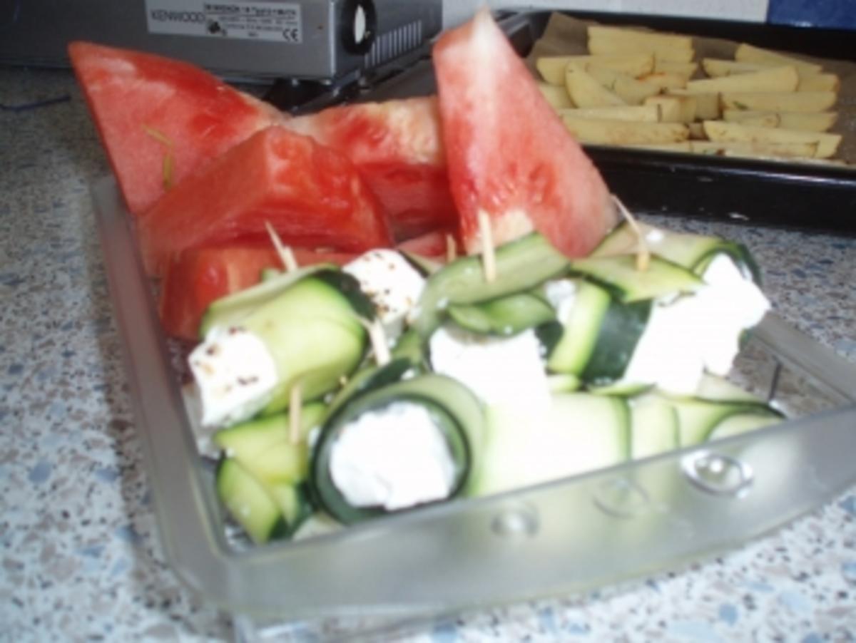 Zucchini-Schafkäse-Röllchen mit Melone - Rezept