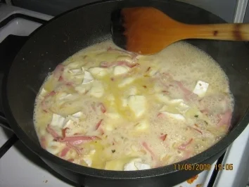 Tagliatelle mit Zweikäse-Schinkensoße - Rezept - Bild Nr. 4