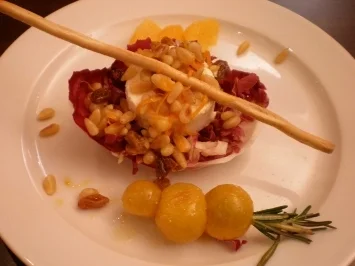 Rezept: Ziegenkäse auf Radicchio an warmer Orangensoße Ziegenkäse auf Radicchio an warmer Orangensoße - Rezept