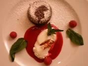 Joghurtmousse auf Himbeerspiegel an Schokoladensoufflee mit Brombeertrüffel - Rezept